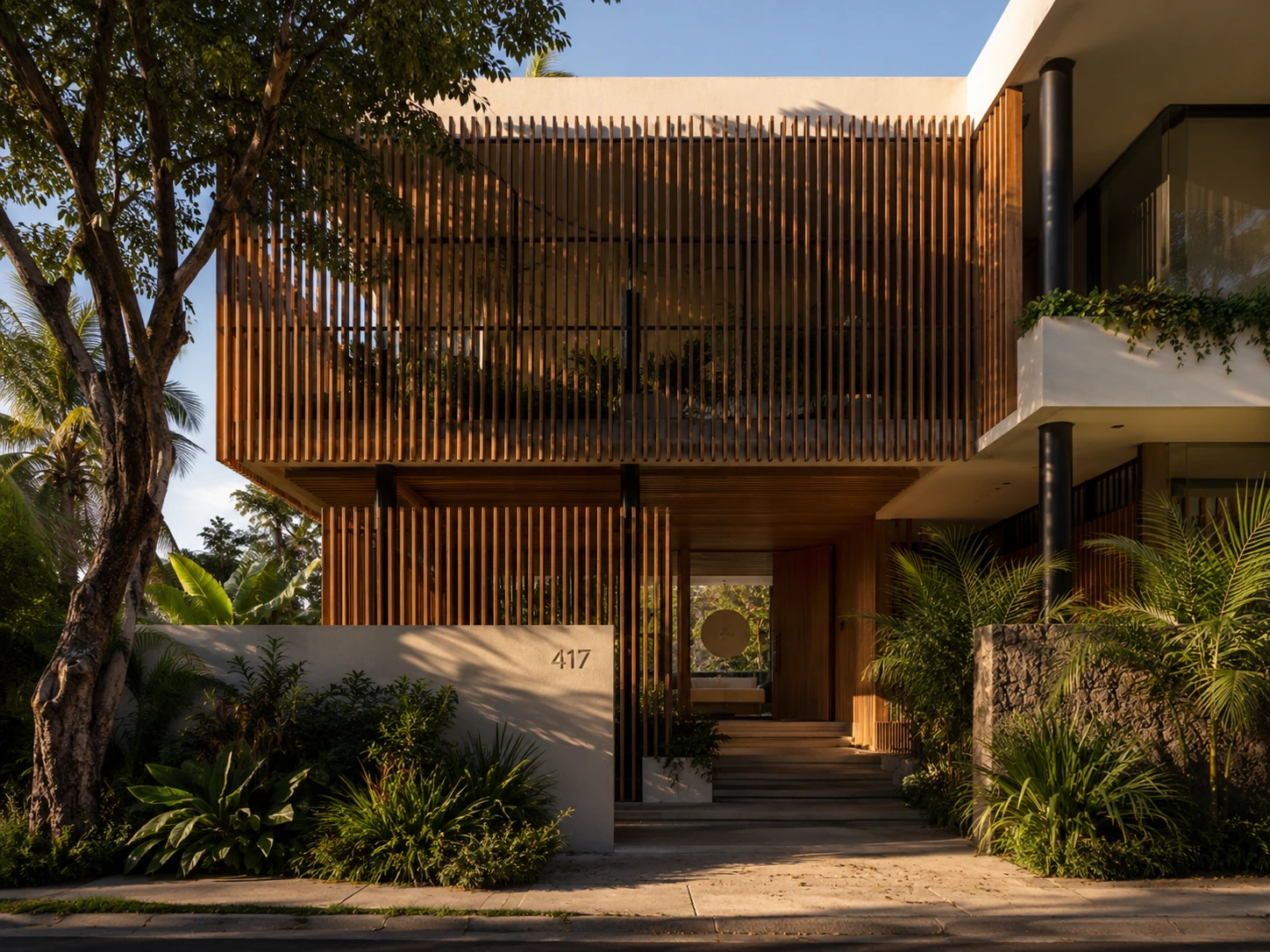 Secondary skin pada fasad rumah modern tropis dengan elemen shading kayu